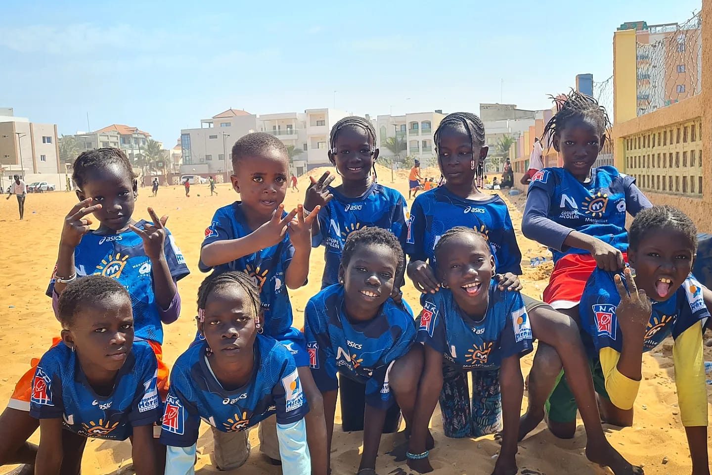 Jeunes de la Maison du Rugby sur la plage